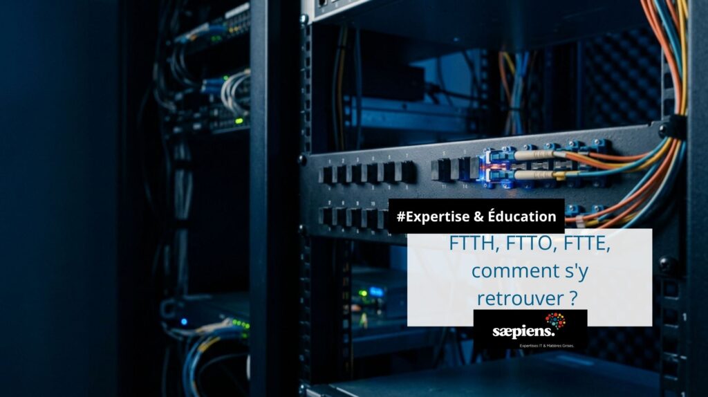 Panneau de brassage fibre optique en salle serveurs avec connecteurs LC actifs, illustrant les différences entre FTTH, FTTO et FTTE pour les entreprises