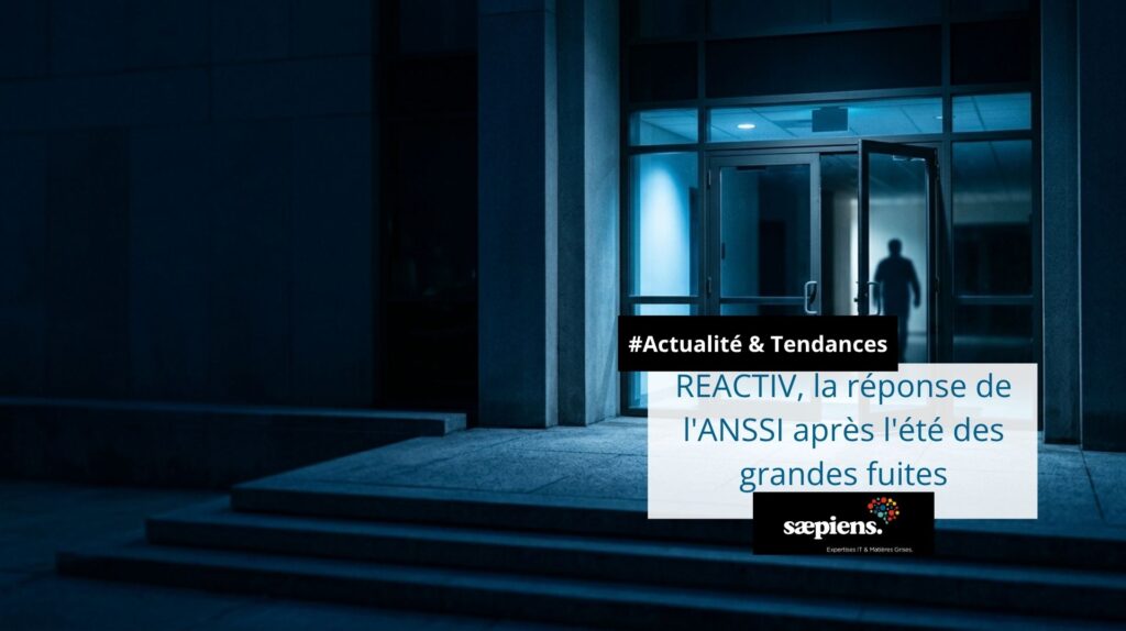 Porte d'un bâtiment officiel entrouverte de nuit, évoquant une intrusion silencieuse dans les systèmes de l'État après les cyberattaques DGFiP et Éducation nationale