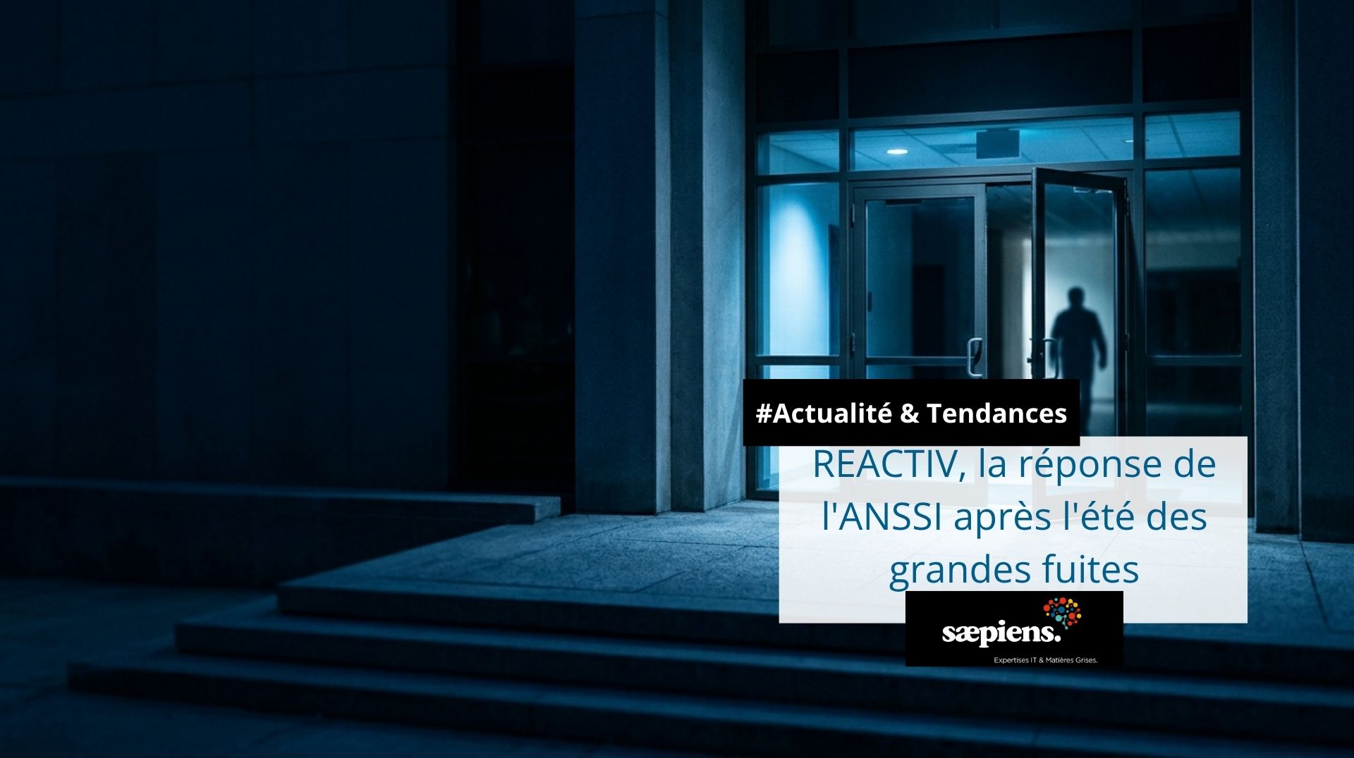 Porte d'un bâtiment officiel entrouverte de nuit, évoquant une intrusion silencieuse dans les systèmes de l'État après les cyberattaques DGFiP et Éducation nationale