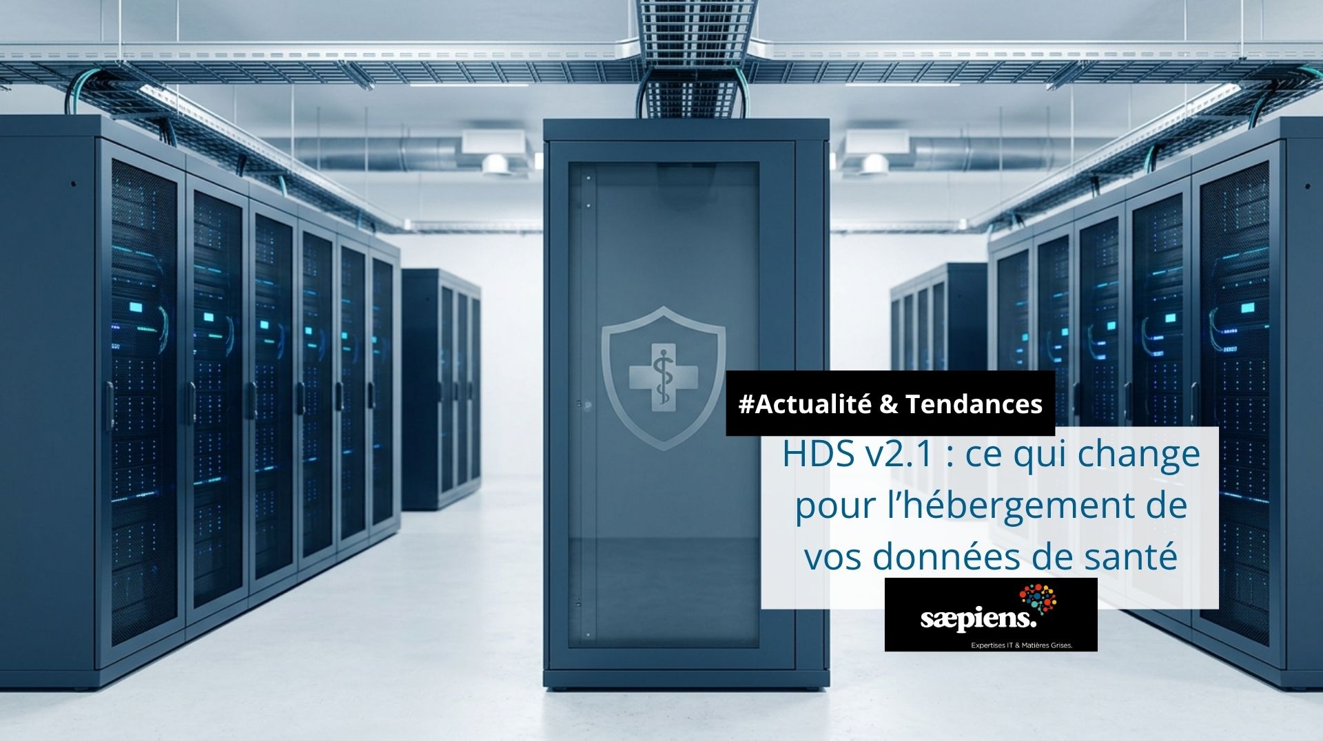 Baie de serveurs avec un bouclier et un symbole médical illustrant l’hébergement sécurisé des données de santé et le référentiel HDS v2.1.
