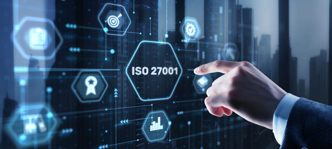 Main d’un professionnel en costume interagissant avec une interface numérique affichant la norme ISO 27001 sur la cybersécurité et la protection des données. Concept de certification ISO, gestion de la sécurité de l’information, conformité et gouvernance informatique dans une entreprise moderne. Illustration technologique représentant la sécurité des systèmes d’information, le management des risques et la certification ISO 27001.