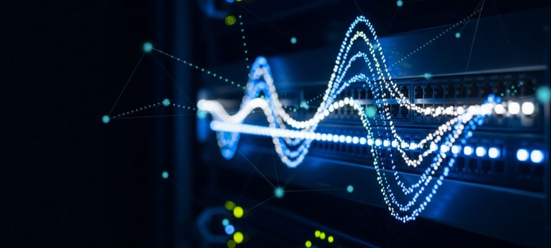 Baie de serveurs en datacenter avec des LED clignotant en réseau décentralisé, illustrant la découverte distribuée des agents IA - article Sæpiens sur le projet DNS-AID de la Fondation Linux